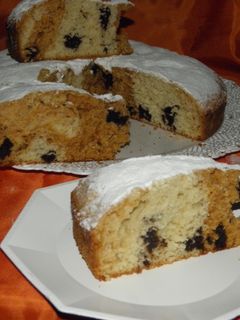 Una foto de Bizcochuelo de yogurt, dulce de leche y trocitos de chocolate