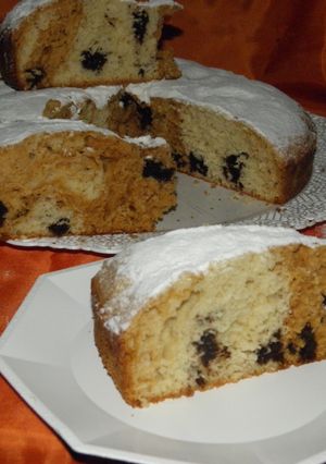 Una foto de Bizcochuelo de yogurt, dulce de leche y trocitos de chocolate