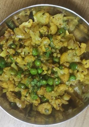 A picture of Cauliflower matar quick bhaji.