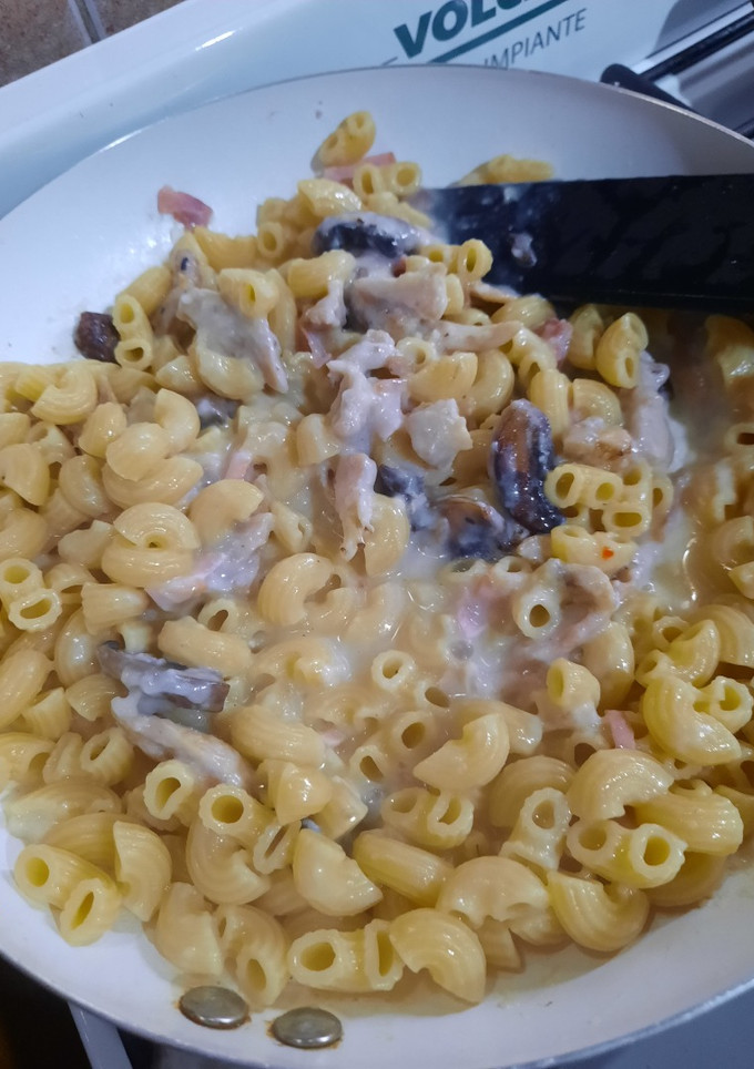 Una foto de Coditos con salsa Alfredo