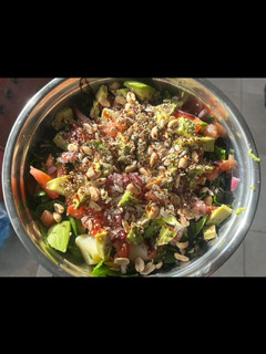 Una foto de Ensalada mixta rica & saludable 🥑
