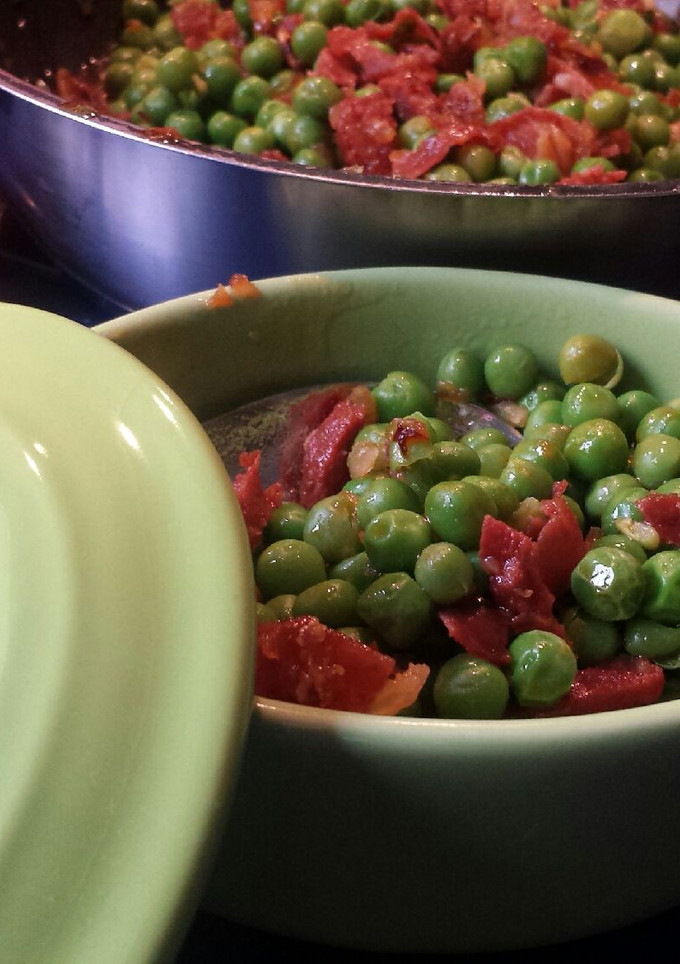 Una foto de Guisantes con chorizo y jamón