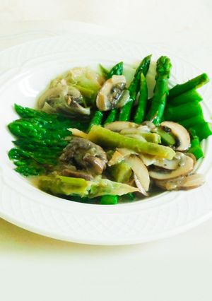 A picture of Cream of mushrooms with asparagus.