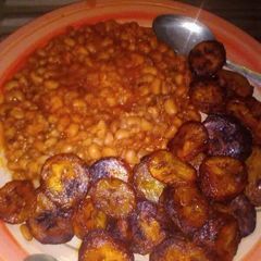 A picture of Porriage beans with fried plantain.