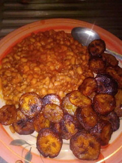 A picture of Porriage beans with fried plantain.