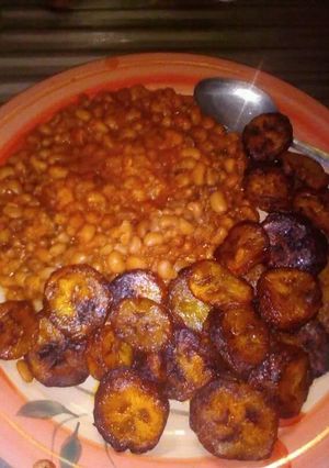 A picture of Porriage beans with fried plantain.