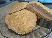Una foto de chipa con queso mozzarella