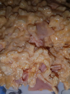 Una foto de Arroz con jamón cocido, queso y tomate!🍚🍴