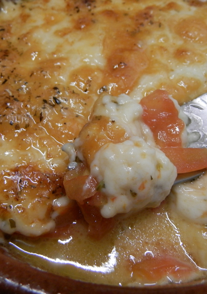 Una foto de Provolone con tomate