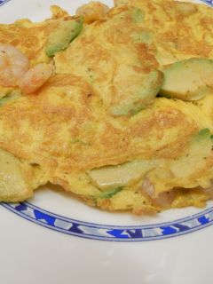 Una foto de Tortilla de aguacates y gambas