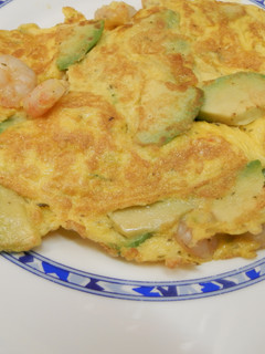 Una foto de Tortilla de aguacates y gambas