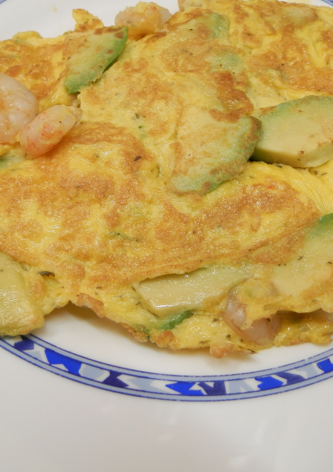 Una foto de Tortilla de aguacates y gambas