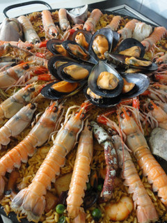 Una foto de arroz de mariscos.