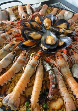 Una foto de arroz de mariscos.