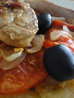 Una foto de chuletas de pavo ,con verduras.