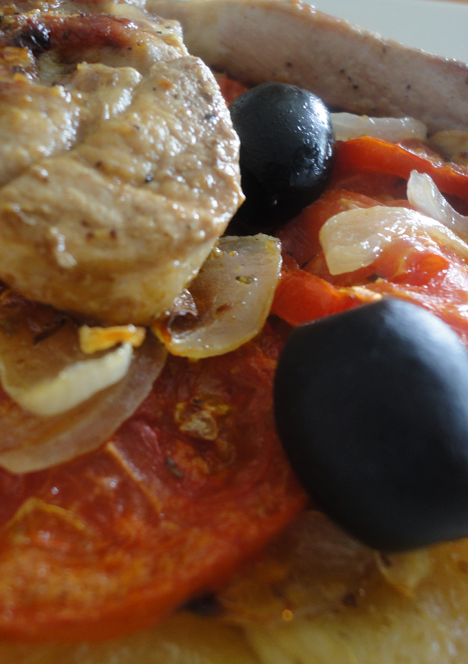 Una foto de chuletas de pavo ,con verduras.