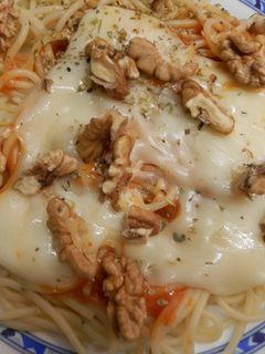 Una foto de Espaguetis con provolone y nueces