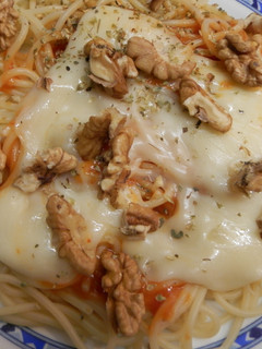 Una foto de Espaguetis con provolone y nueces
