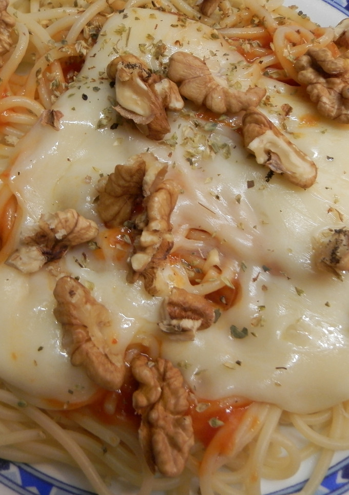 Una foto de Espaguetis con provolone y nueces