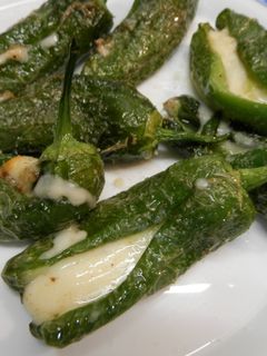 Una foto de Pimientos de padrón rellenos de queso