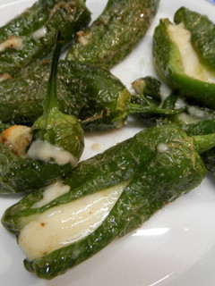 Una foto de Pimientos de padrón rellenos de queso