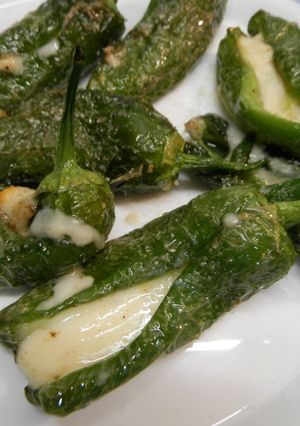 Una foto de Pimientos de padrón rellenos de queso