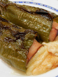 Una foto de Pimientos italianos rellenos de jamón y queso