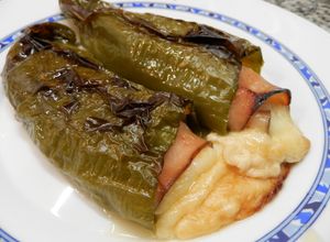 Una foto de Pimientos italianos rellenos de jamón y queso