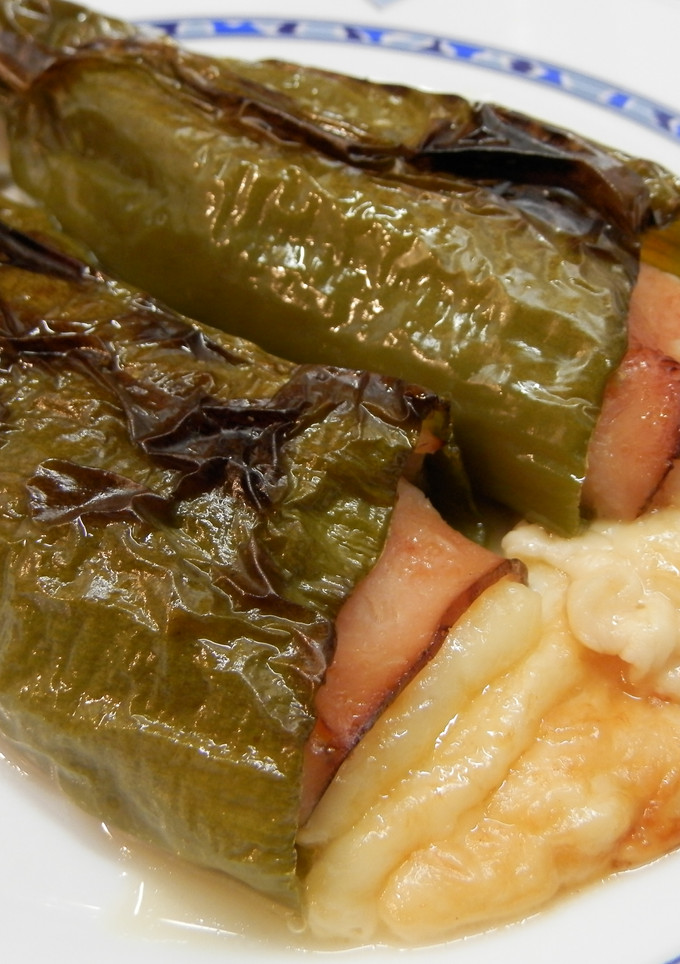 Una foto de Pimientos italianos rellenos de jamón y queso