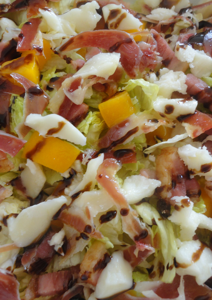 Una foto de Ensalada con melocotón en almíbar y jamón serrano