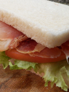 Una foto de Sándwich de jamón serrano