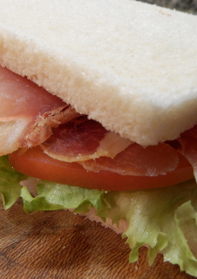 Una foto de Sándwich de jamón serrano