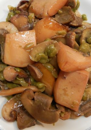 Una foto de Sepia con guisantes y champiñones