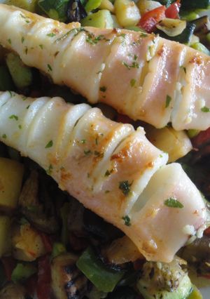 Una foto de calamares a la plancha con pisto.