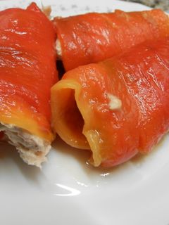 Una foto de rollitos de pimientos asados.
