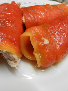 Una foto de rollitos de pimientos asados.