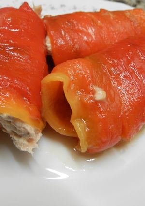 Una foto de rollitos de pimientos asados.