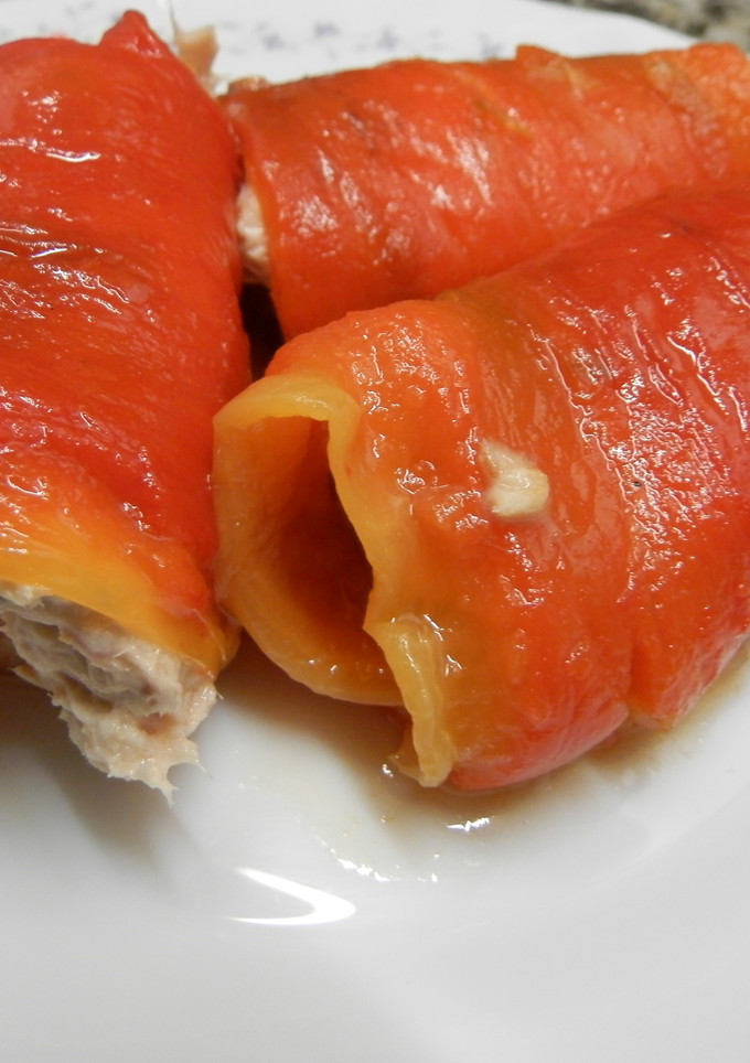 Una foto de rollitos de pimientos asados.