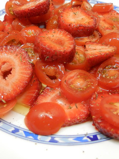 Una foto de Ensalada de tomates, fresones y tomillo
