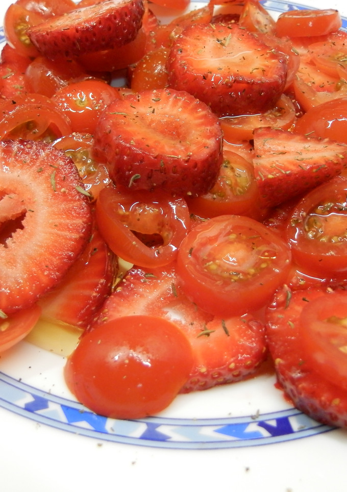 Una foto de Ensalada de tomates, fresones y tomillo