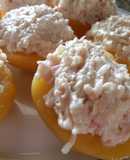 Melocotones en almíbar rellenos de bonito y rallado krissia