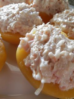 Una foto de Melocotones en almíbar rellenos de bonito y rallado krissia