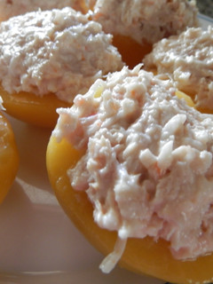 Una foto de Melocotones en almíbar rellenos de bonito y rallado krissia