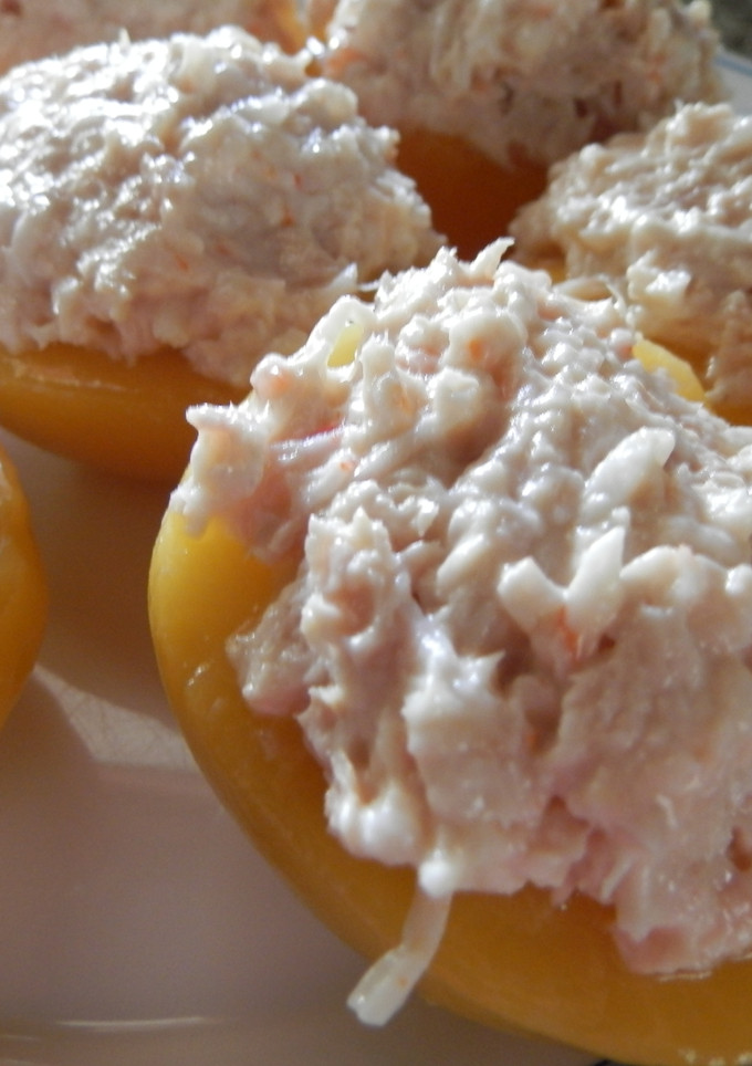 Una foto de Melocotones en almíbar rellenos de bonito y rallado krissia