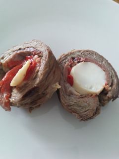 Una foto de Ternera rellena con jamón y tortilla,o huevos cocidos.