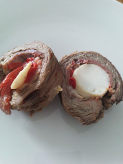 Una foto de Ternera rellena con jamón y tortilla,o huevos cocidos.