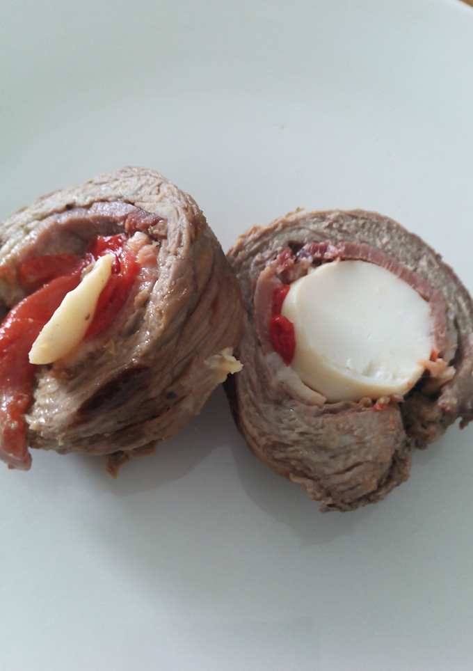 Una foto de Ternera rellena con jamón y tortilla,o huevos cocidos.