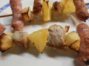Una foto de brochetas de carne horno