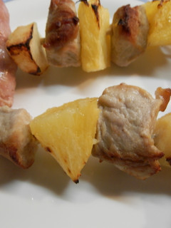 Una foto de Brochetas de carne, salchichas y fruta