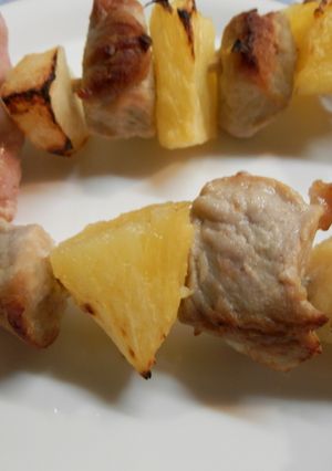 Una foto de Brochetas de carne, salchichas y fruta